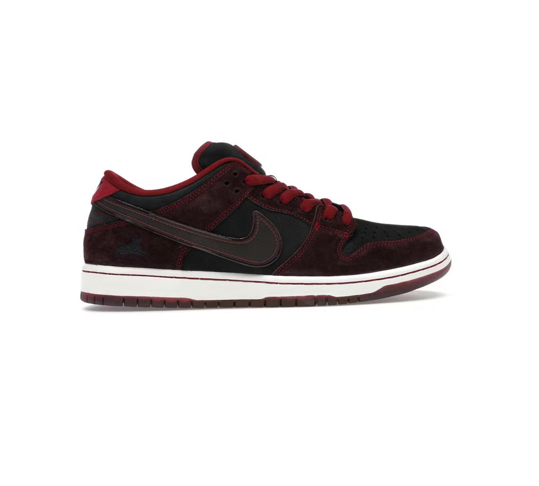 Nike SB Dunk Low Riot Skate shop