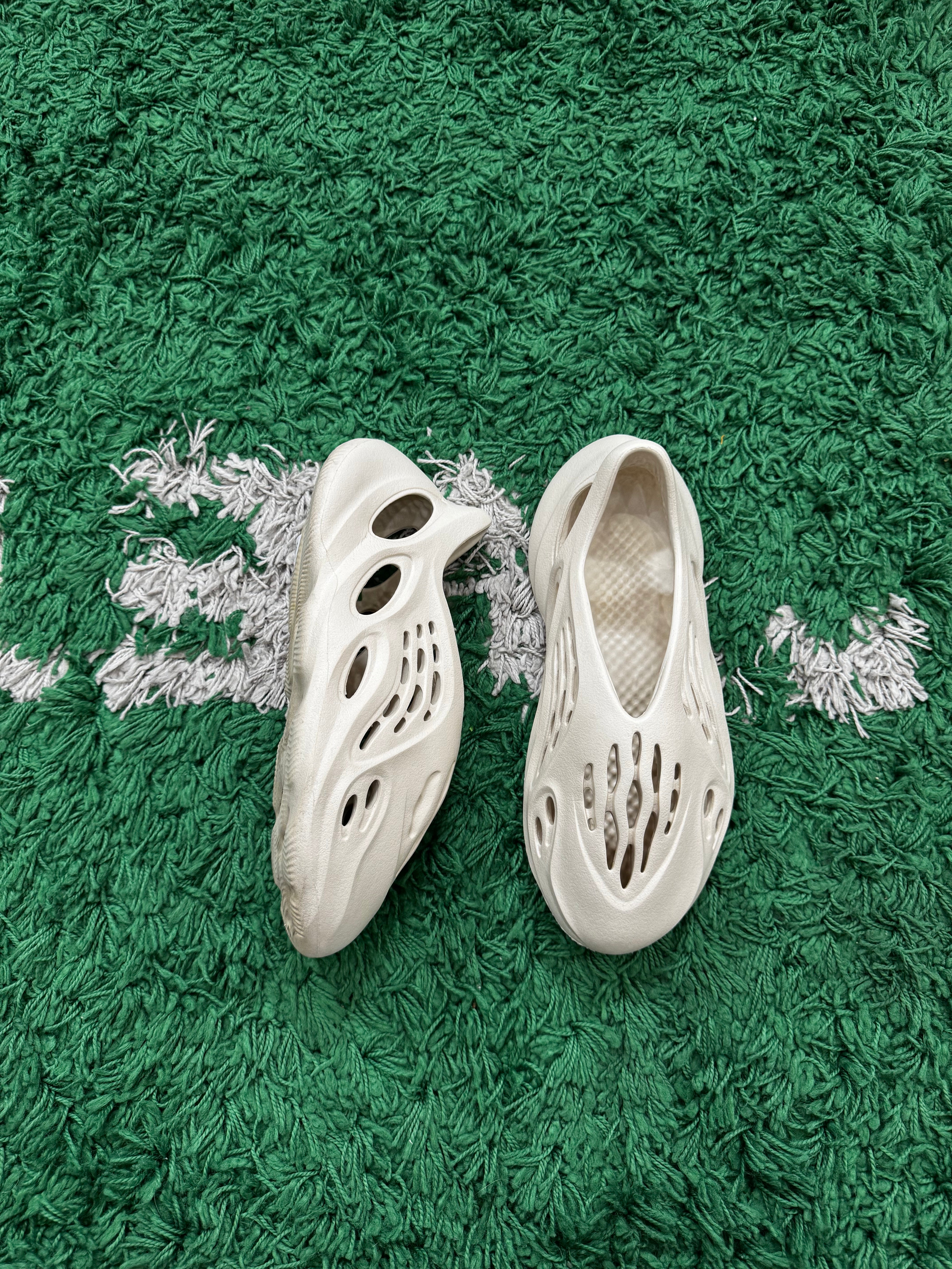Yeezy Foam RNR Sand (VNDS)