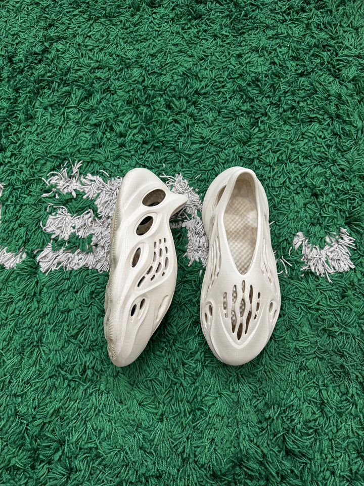 Yeezy Foam RNR Sand (VNDS)