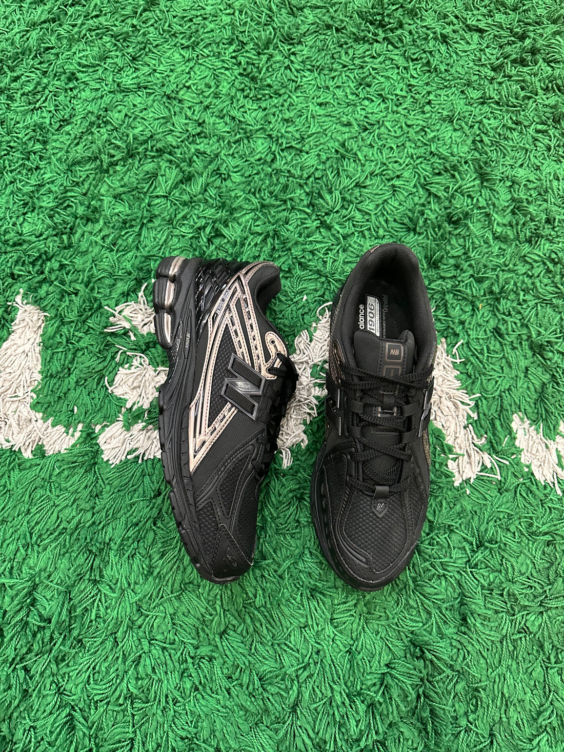 New Balance 1906R Black Gold (VNDS)